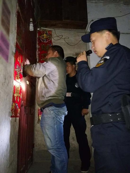 台州粗心妈妈误将幼女锁家中 民警全城寻开锁师傅开门